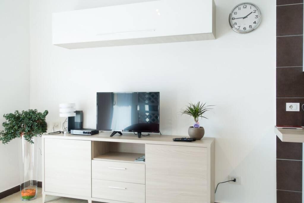 Apartment Victoria, Cozy Studio Flat Near Leonardo Academy Sesto Calende Exterior photo